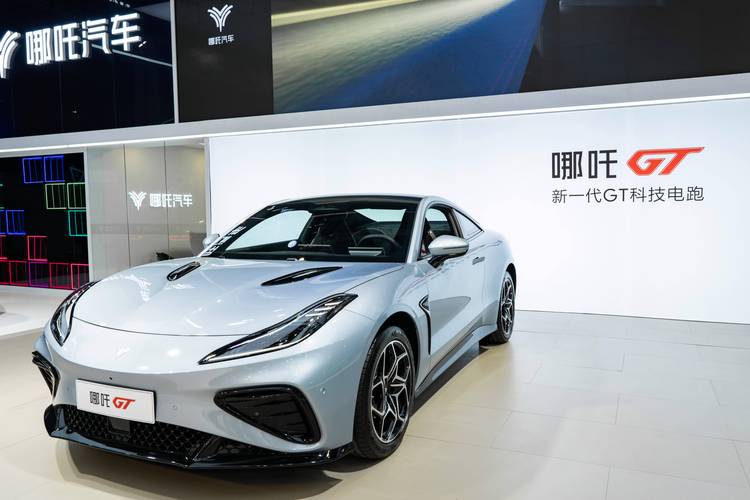 成都邛崃市德梦曼企业管理咨询哪吒汽车在智能汽车领域的表现，领途汽车在新能源汽车市场中的影响力